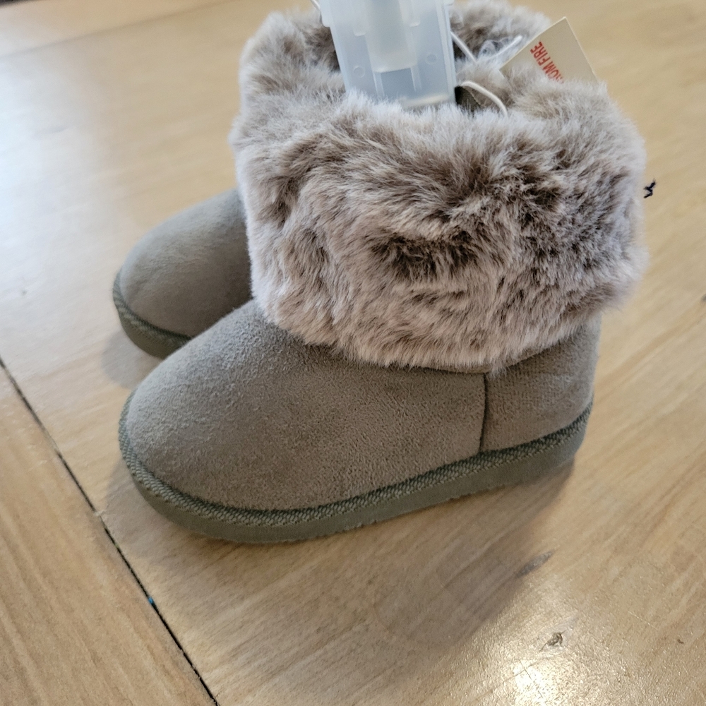 NWT Stepping Stones Gray Faux Fur Baby Boots Size 5 - Picture 2 of 5